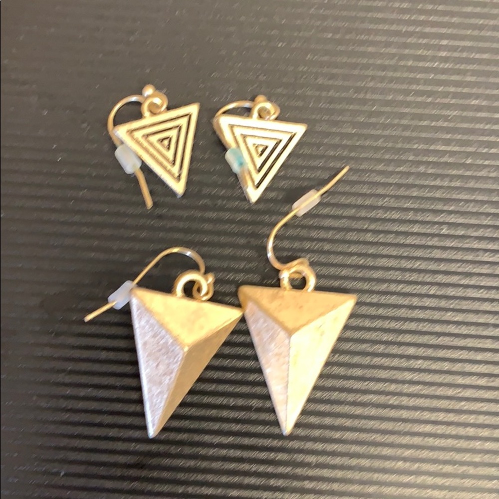 2 pairs gold earrings
